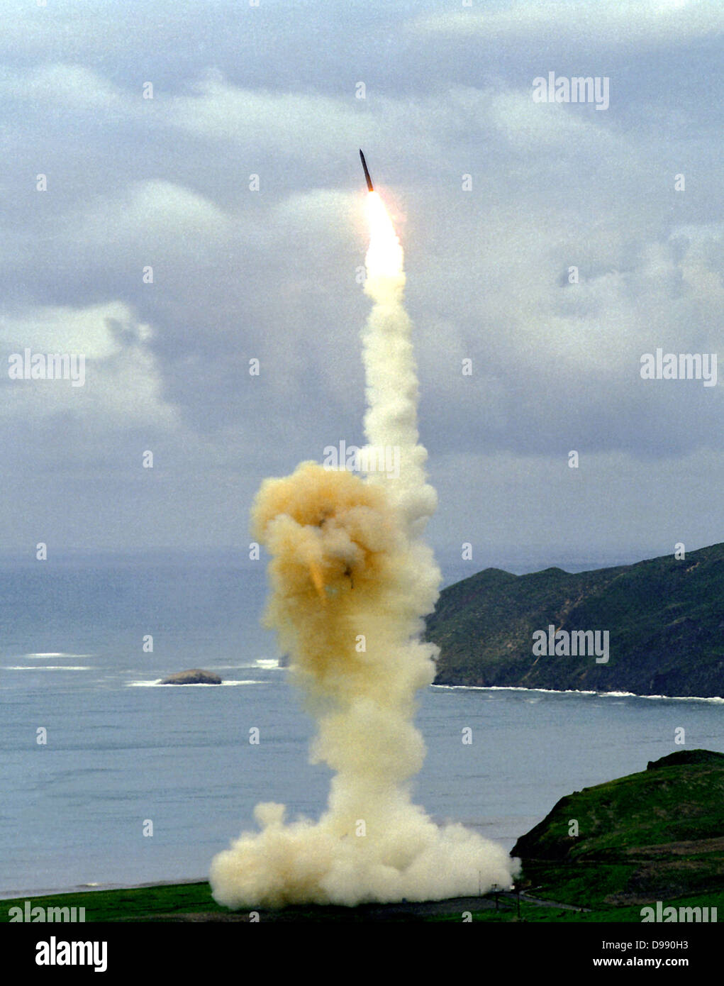 VANDENBERG AIR FORCE BASE IN CALIFORNIA -- Un LGM-30 Minuteman III missile vola in aria dopo un test di lancio. Il Minuteman è un'arma strategica sistema utilizzando un missile balistico della serie intercontinentale. Foto Stock