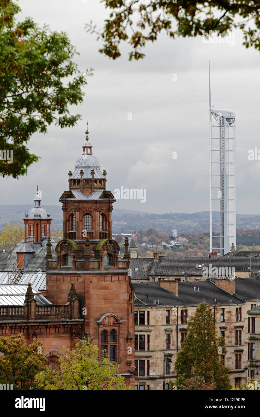 Vista verso sud sui tetti fino alla Kelvingrove Art Gallery and Museum con la Glasgow Tower sullo sfondo, Glasgow, Scozia, Regno Unito Foto Stock
