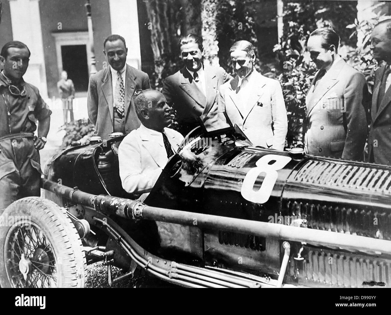 Mussolini alla guida di una Alfa Romeo auto racing. Nel centro prospero Gianferrari. 1930.s Foto Stock