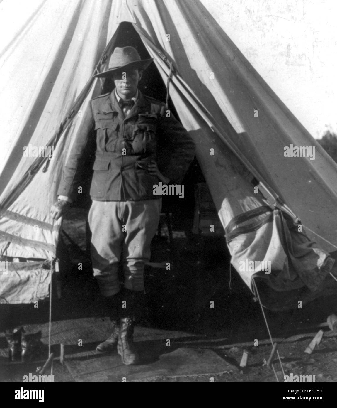 Winston Churchill Spencer (1874-1965) statista britannico, come corrispondente di guerra durante la Seconda guerra boera, Bloemfontein, Sud Africa, 1900. Churchill in piedi alla apertura della sua tenda. Foto Stock