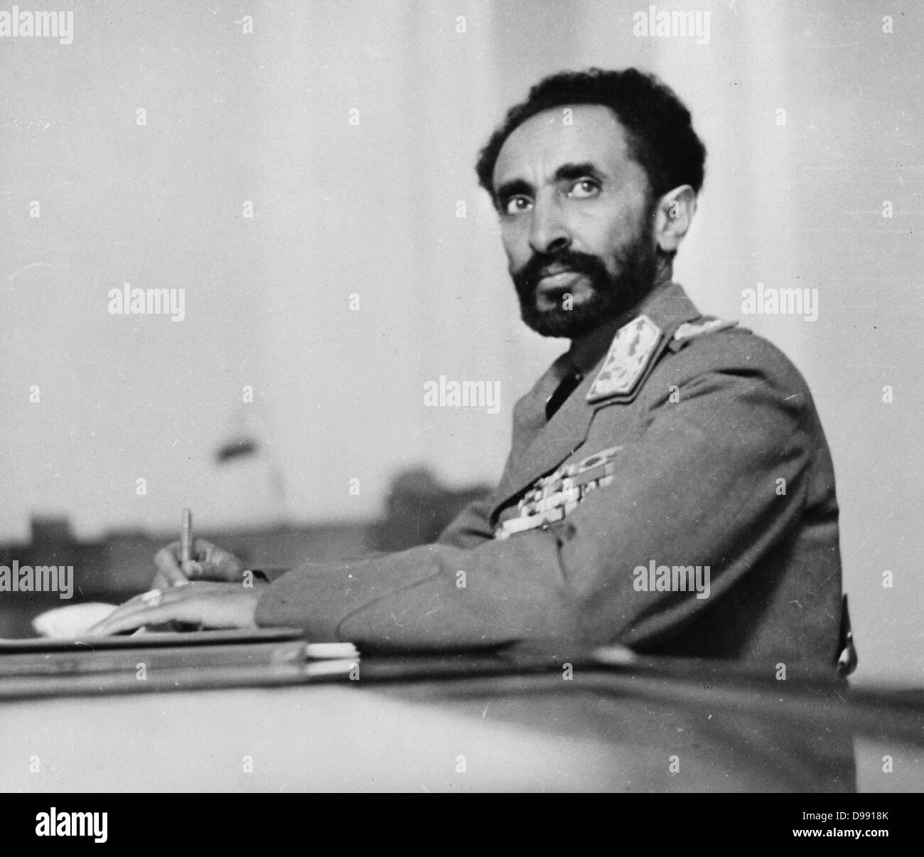 Haile Selassie (1892-1975), l'imperatore di Etiopia, nel suo studio presso il palazzo, Etiopia ad Addis Abeba. 1942. Dopo la sconfitta degli italiani, il 5 maggio Haile Selassie è entrato ad Addis Abeba dopo l'esilio in Inghilterra (1936-1941). Foto Stock