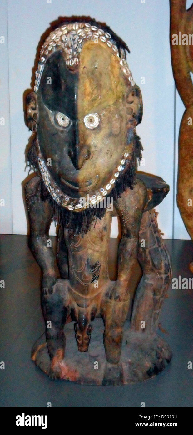 Una tribù Yatmul atavica figura scolpita in legno. Questo è stato usato nei rituali e collocata di fronte gli uomini della casa. Xix Secolo, Papua Nuova Guinea Foto Stock