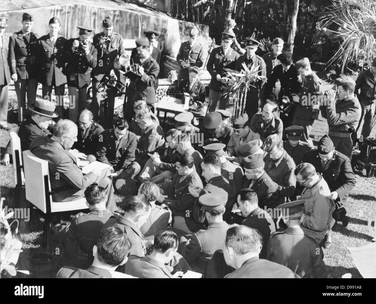 II Guerra Mondiale 1939-1945: Conferenza di Casablanca, Marocco, Africa del Nord, gennaio 1943, a pianificare la Allied strategia di guerra. Il presidente Roosevelt, Primo Ministro Winston Churchill al suo fianco, parlando alla guerra assemblati corrispondenti. 1943 Foto Stock