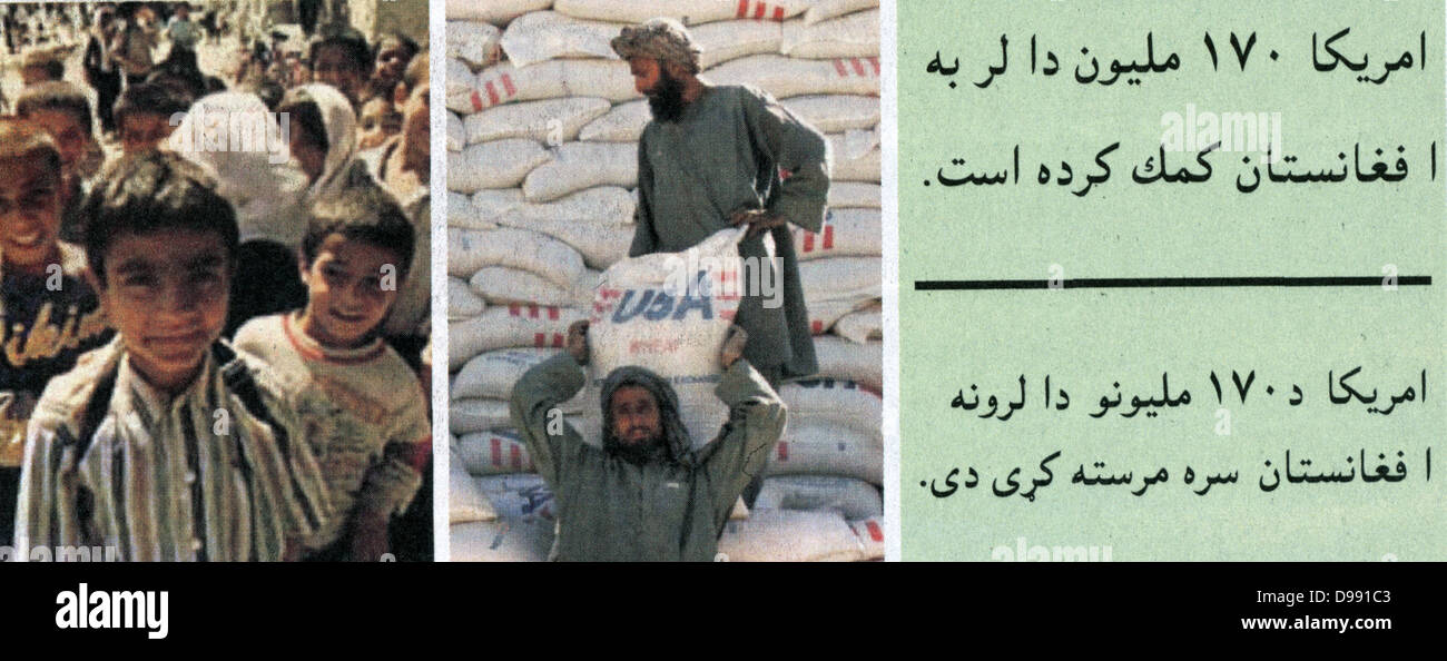 L'Afghanistan. Sorridente bambini afgani; gli uomini lo scarico di sacchi di prodotti alimentari etichettati "Stati Uniti". Sul retro del foglietto sono le immagini in negativo di edifici in rovina e un uomo ferito e una leggenda dicendo "Questo è ciò che i talebani hanno fatto". Foto Stock