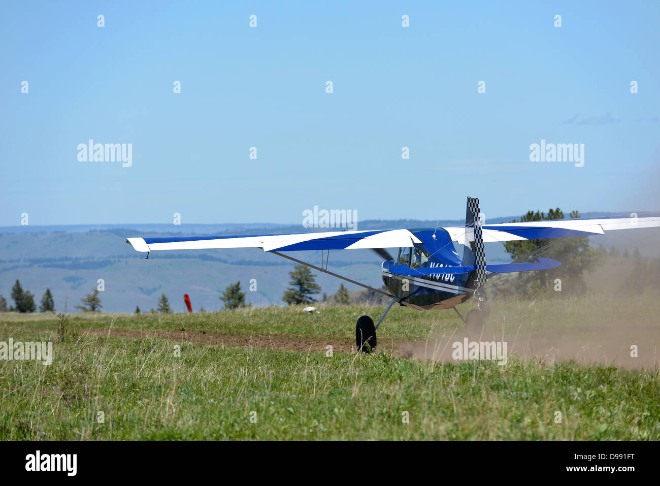 Piccolo aereo decollare da una pista di atterraggio per aerei di sporco in Hells Canyon National Recreation Area, Oregon. Foto Stock