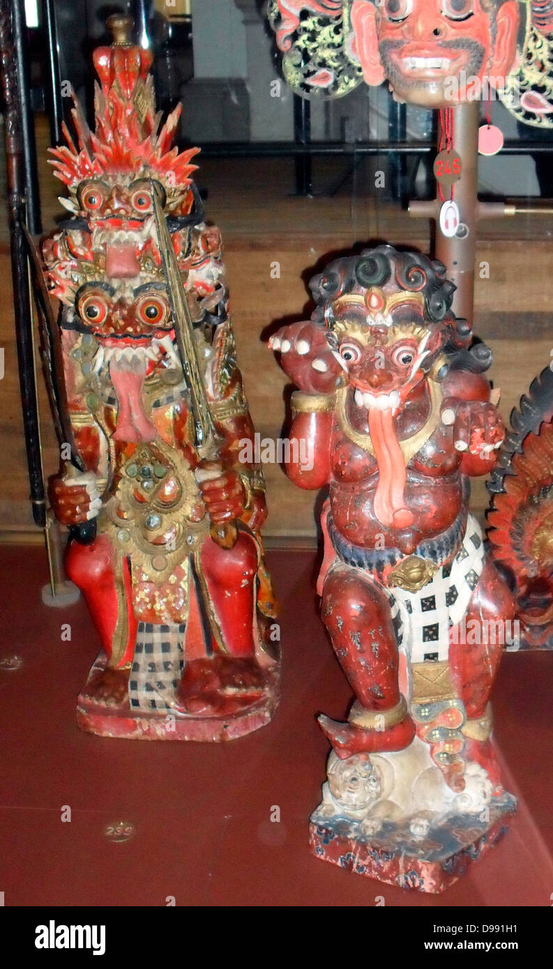Brahma in una forma demoniaca. Balinese (Indonesia) carving indù in legno. Nei primi anni del XX secolo. (Sinistra). Buta, un demone nella mitologia induista. Rosso simboleggia la rabbia e la lussuria. Foto Stock