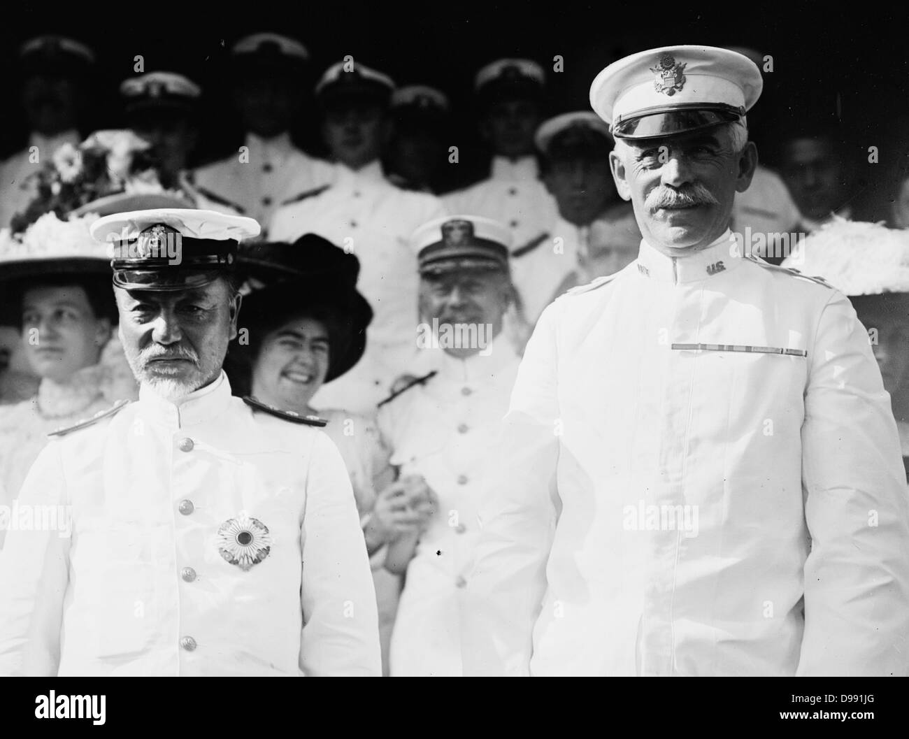 L'Ammiraglio Togo Heihachiro (1848-1934), navale giapponese hero, con maggior generale Thomas Henry Barry, soprintendente di noi Accademia Militare di West Point, New York che ha onorato l'Ammiraglio Togo in agosto 1911. Foto Stock