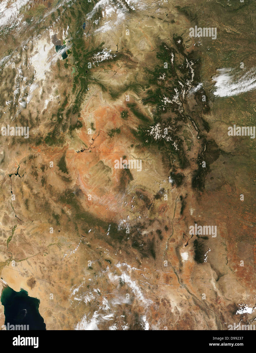 Quattro Angoli regione del sud-ovest degli Stati Uniti. Foresta coperta di montagne rocciose, che hanno ancora innevate vette che corre attraverso il Colorado e in Nuovo Messico. True-color satellitare immagine. Il credito della NASA. Foto Stock