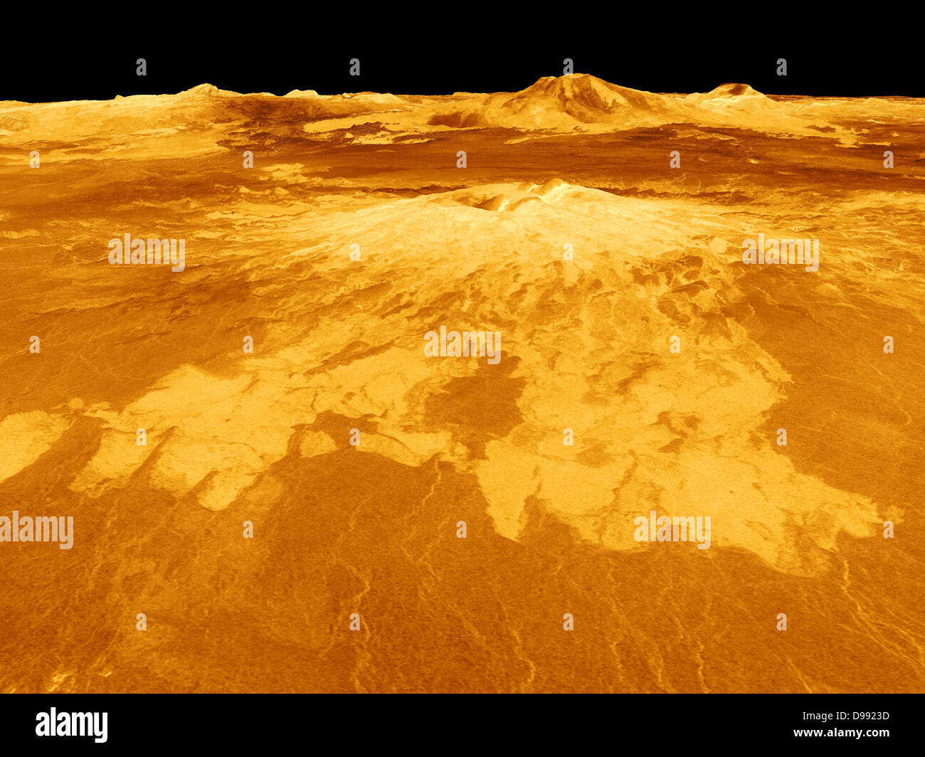 Generati con il computer Vista della superficie del pianeta Venere dominato dal vulcano Sapas Mons. I flussi di lava si estendono per centinaia di chilometri attraverso le pianure fratturato mostrato in primo piano. Il credito della NASA. La scienza astronomia Foto Stock