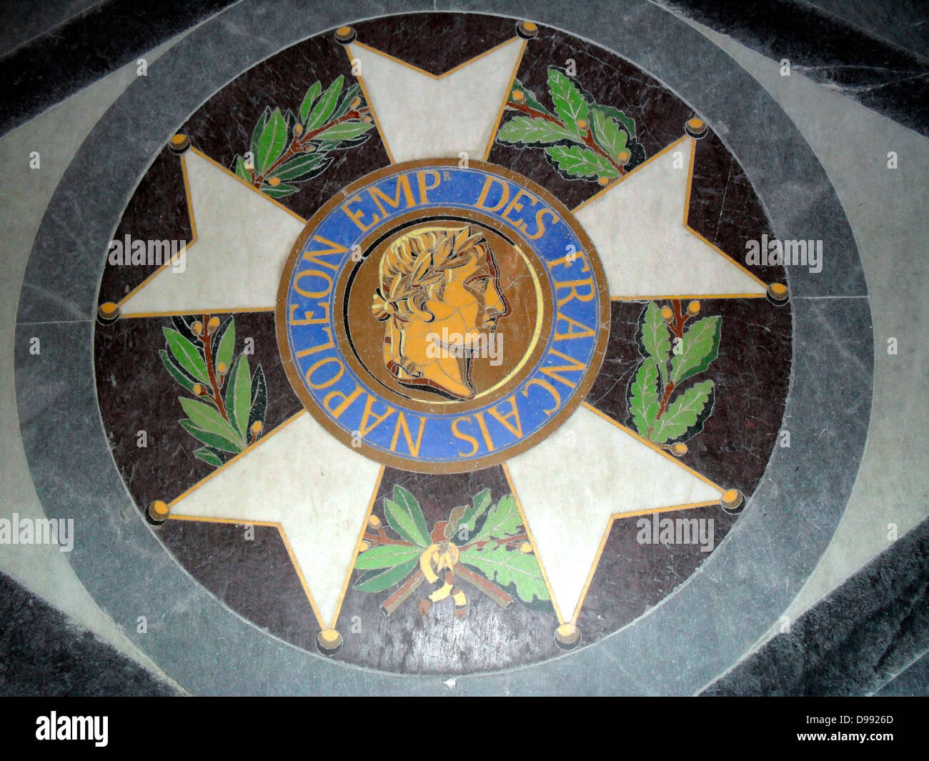 Emblema sul pavimento della tomba dell'imperatore francese Napoleone Bonaparte () all'interno di Les Invalides a Parigi Foto Stock