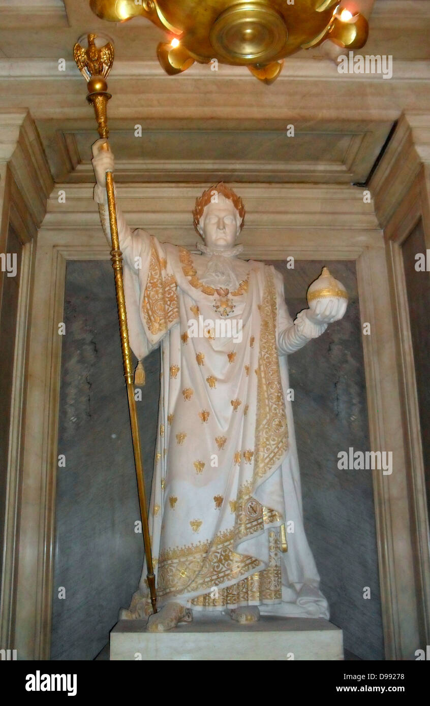 La statua dell'imperatore francese Napoleone Bonaparte () st la sua tomba all'interno di Les Invalides a Parigi Foto Stock
