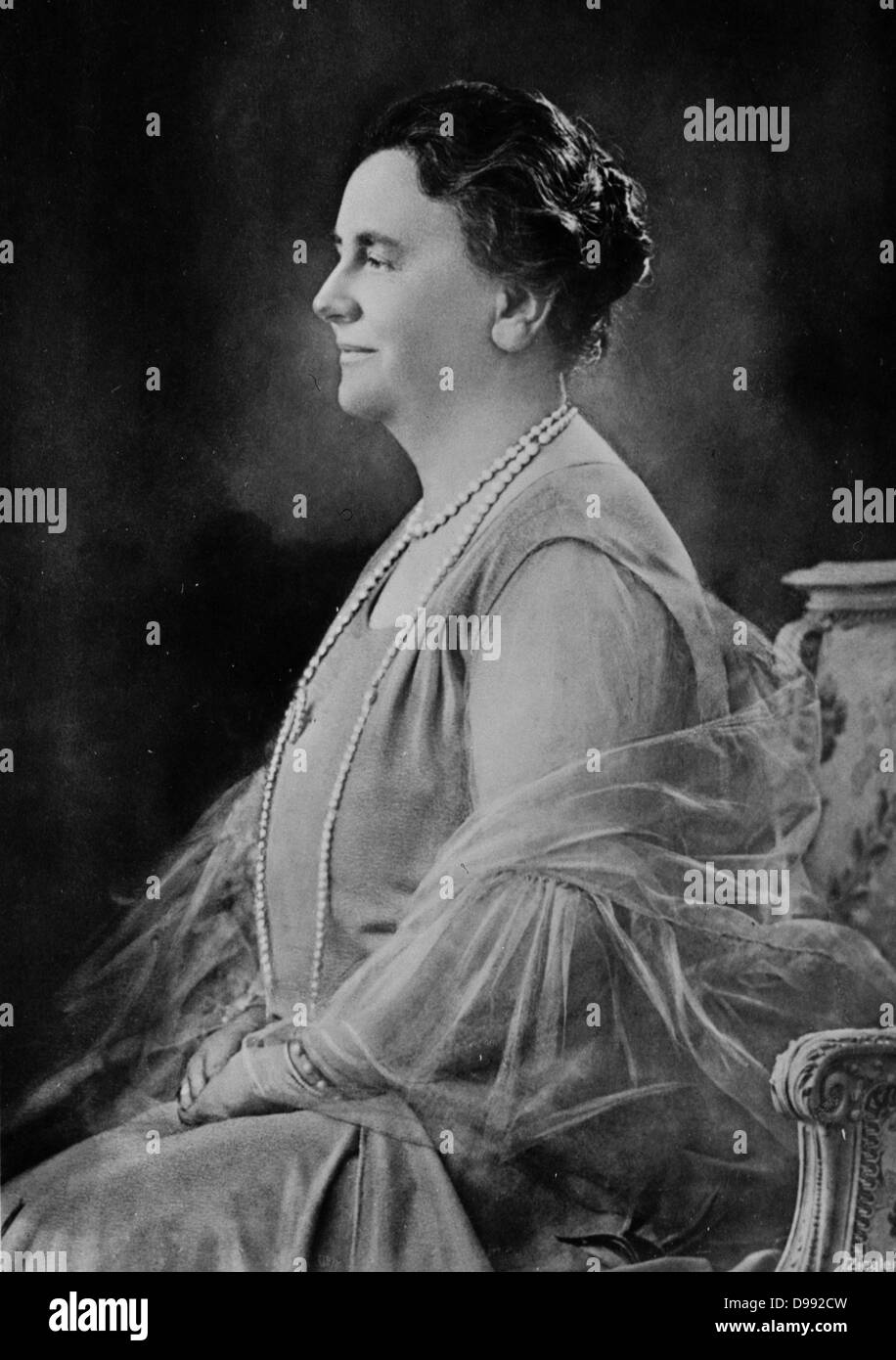 Wilhelmina (Wilhelmina Helena Pauline Maria: 1880-1962) Queen regnant del Regno dei Paesi Bassi da 1890-1948. Tre quarti di lunghezza profilo ritratto fotografico della regina Wilhelmina seduto. Foto Stock