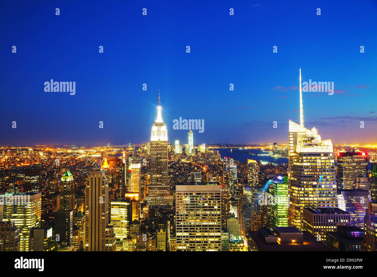 New York City cityscape birds eye view nella notte Foto Stock