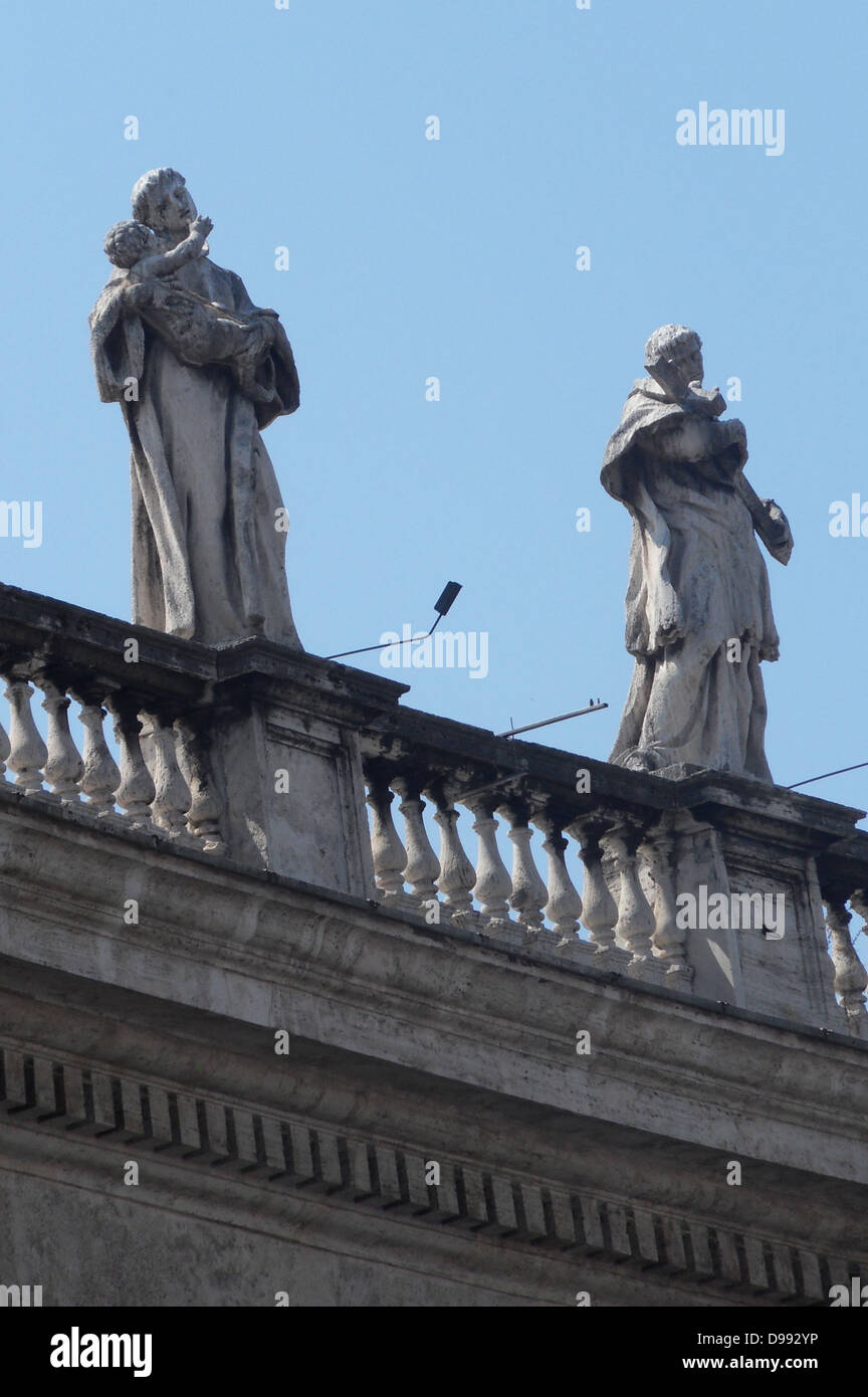 Lo stile barocco sculture in Vaticano Museo Giardini; Roma. Il papa Giulio II fondò i musei all'inizio del XVI secolo. Foto Stock