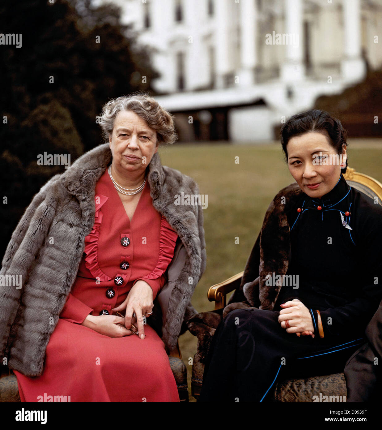 Eleanor Roosevelt davanti alla Casa Bianca con Soong Mei-ling (Madame Chiang Kai-shek), first lady della Repubblica di Cina. Febbraio 1943 Foto Stock
