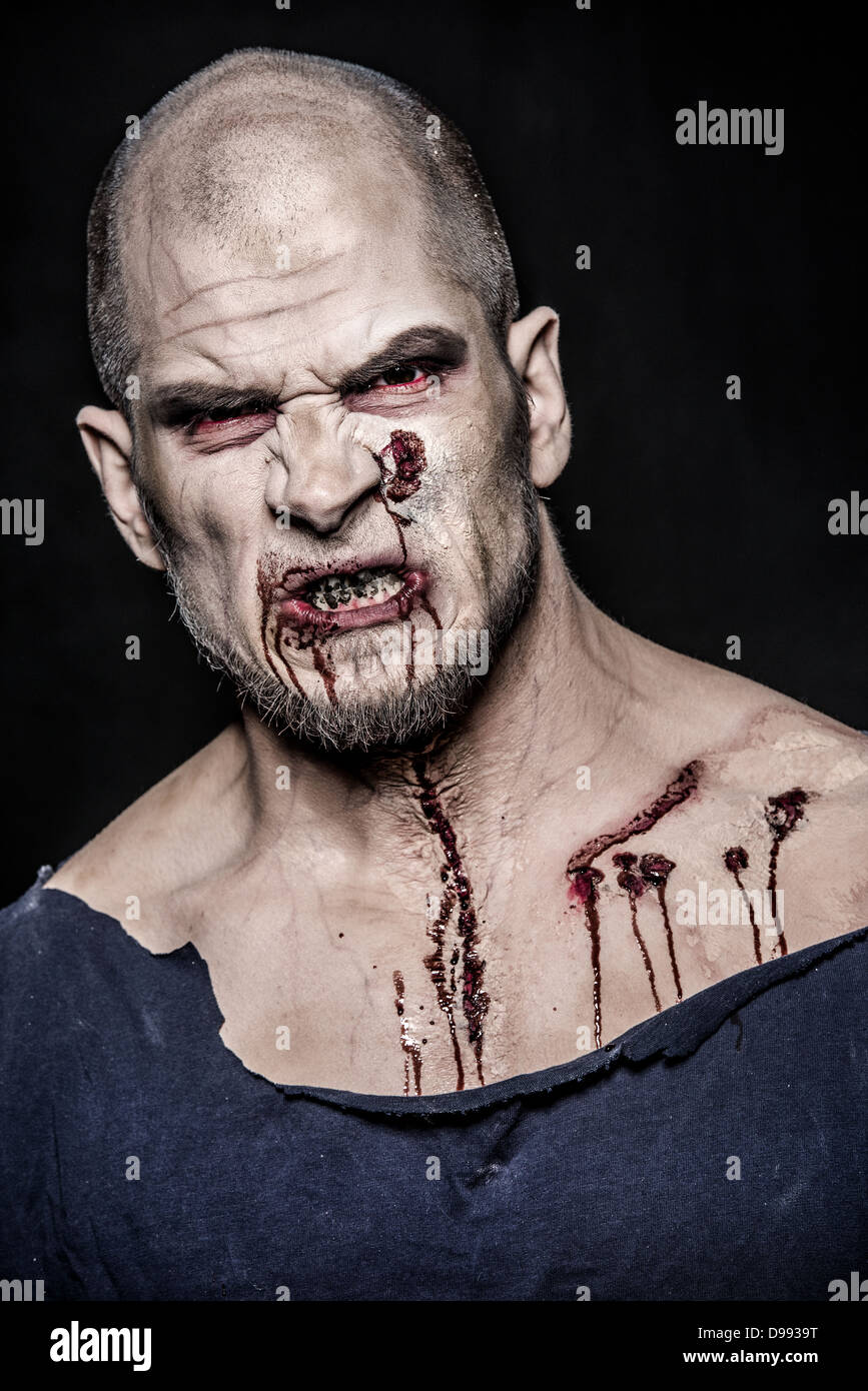 Una paurosa e sanguinosa zombie Foto Stock