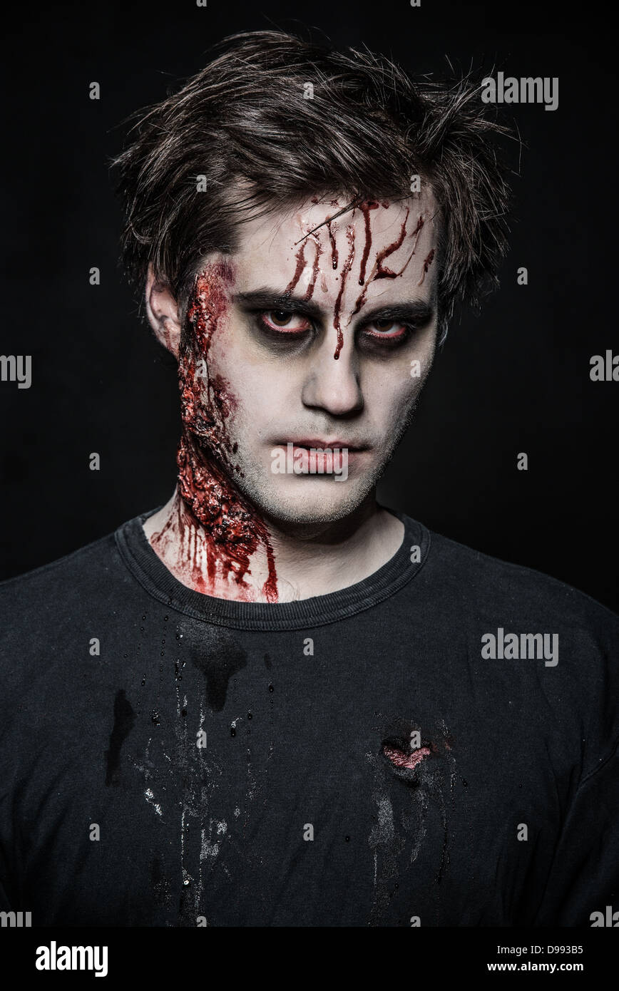 Una paurosa e sanguinosa zombie Foto Stock