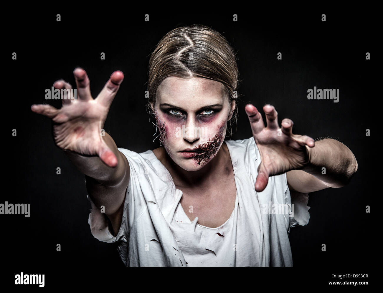 Una paurosa e sanguinosa zombie Foto Stock