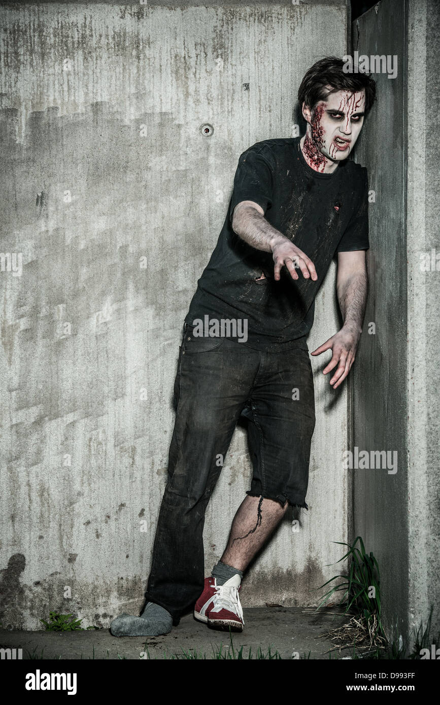 Una paurosa e sanguinosa zombie Foto Stock