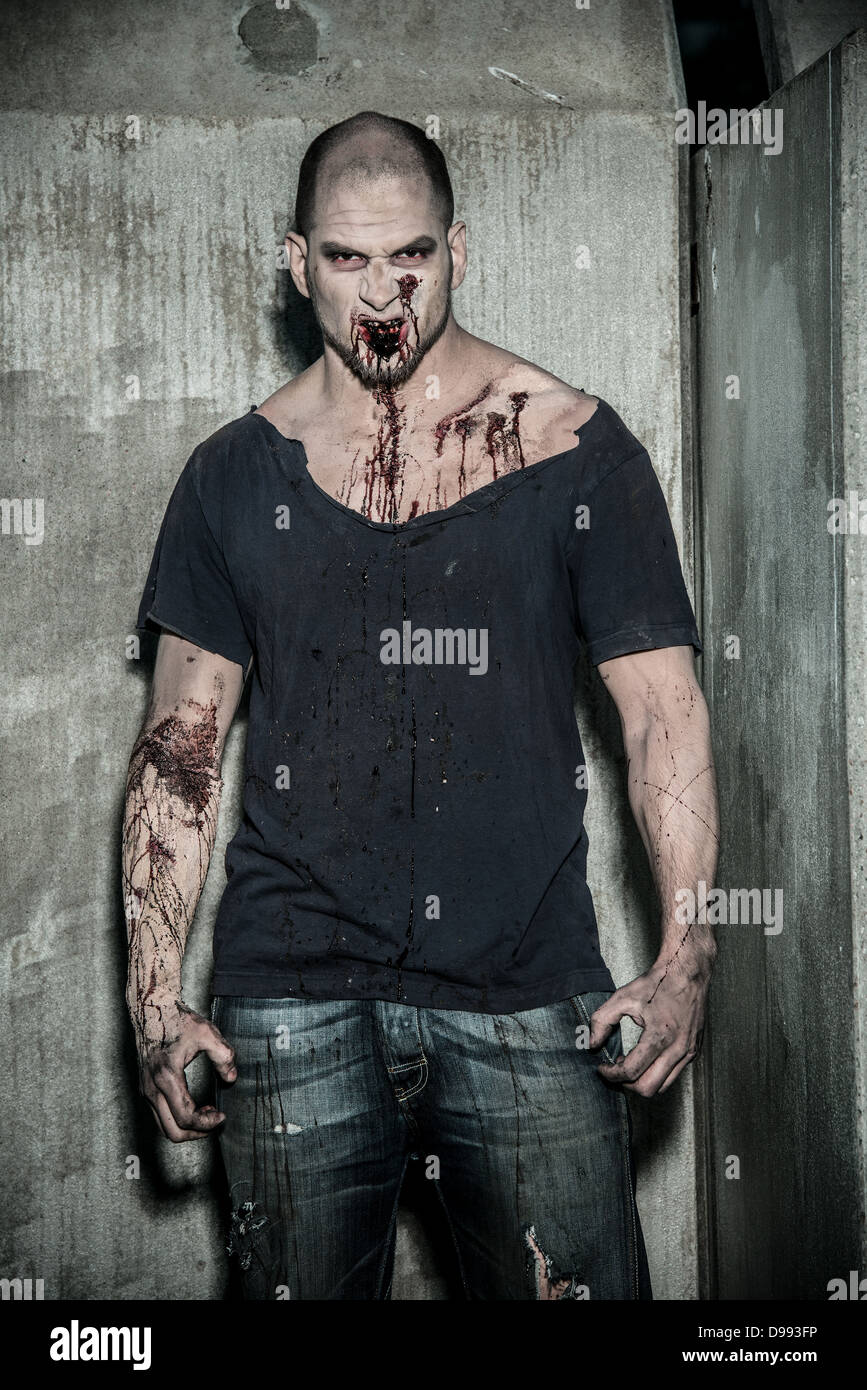 Una paurosa e sanguinosa zombie Foto Stock