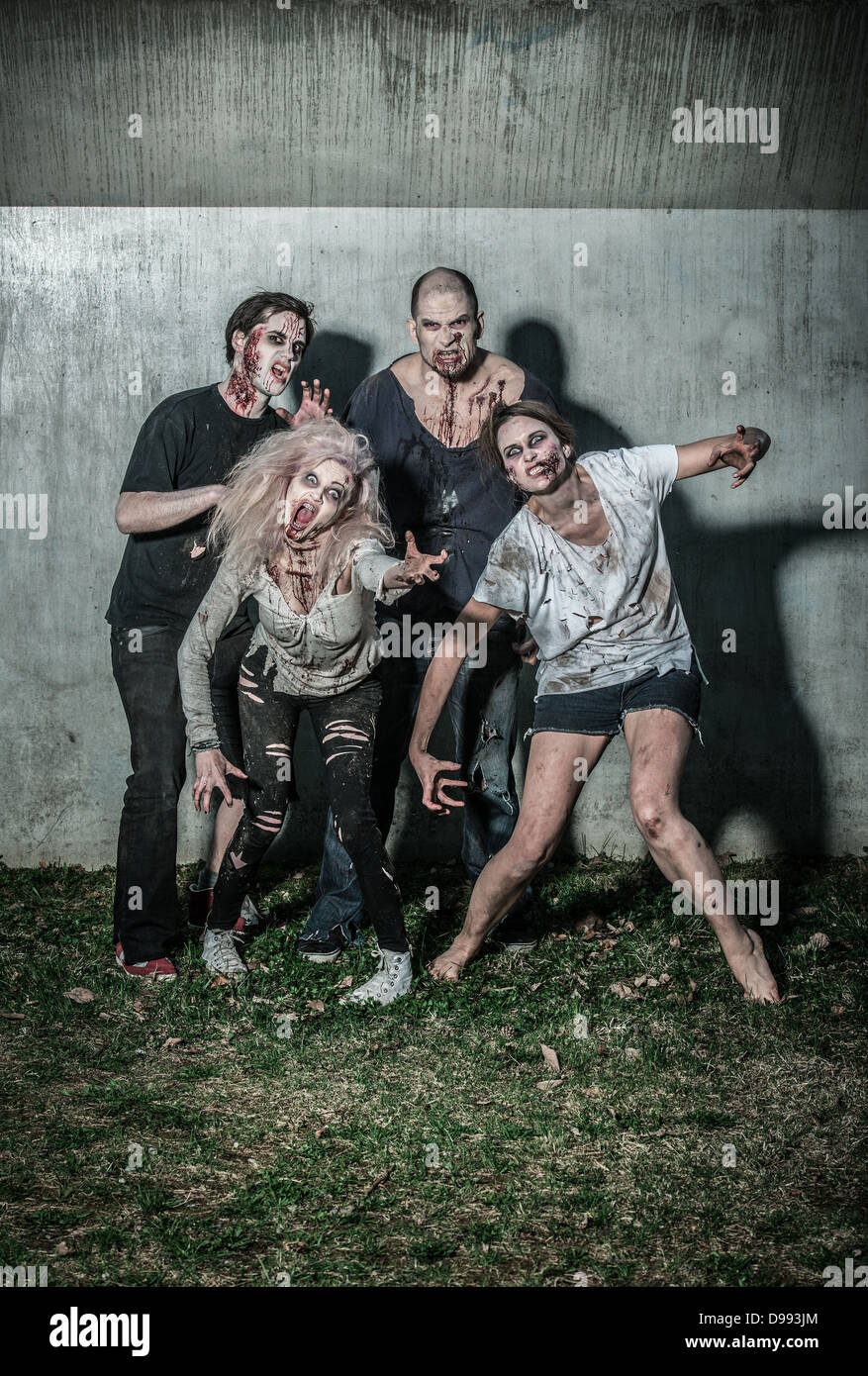 Un gruppo di zombie spaventoso Foto Stock