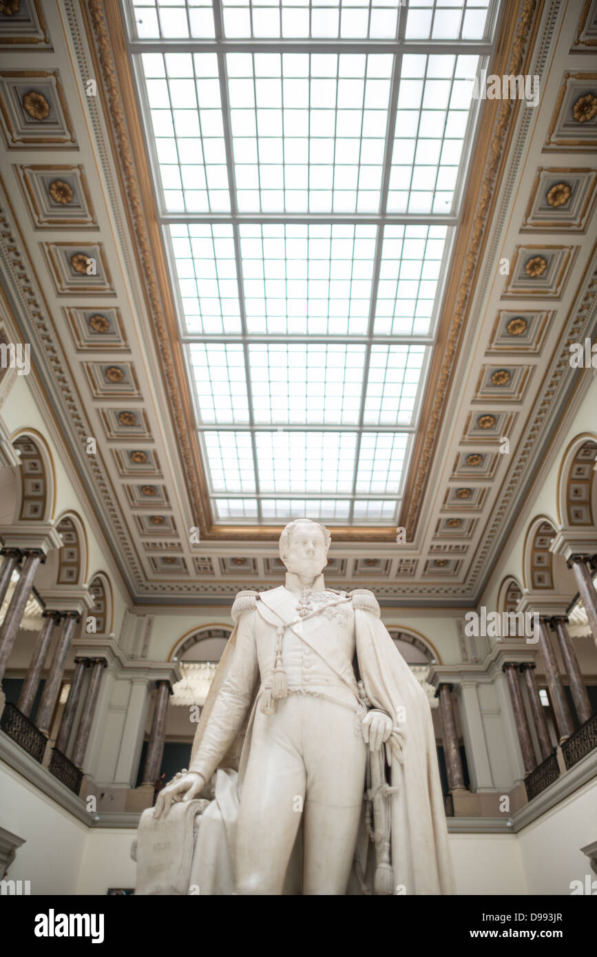 Bruxelles, Belgio - Una statua di Re Leopoldo I datato intorno al 1853 da Guillaume Geefs sul display nella hall principale presso il Museo Reale di Belle Arti del Belgio (in francese, Musées Royaux des Beaux-Arts de Belgique), uno dei più famosi musei del Belgio. Il complesso consiste di diversi musei tra cui Museo di Arte Antica (XV - XVII secolo), il Museo di Arte Moderna (XIX - XX secolo), il Museo Wiertz, il Museo Meunier e il Museé Museo Magritte. Foto Stock