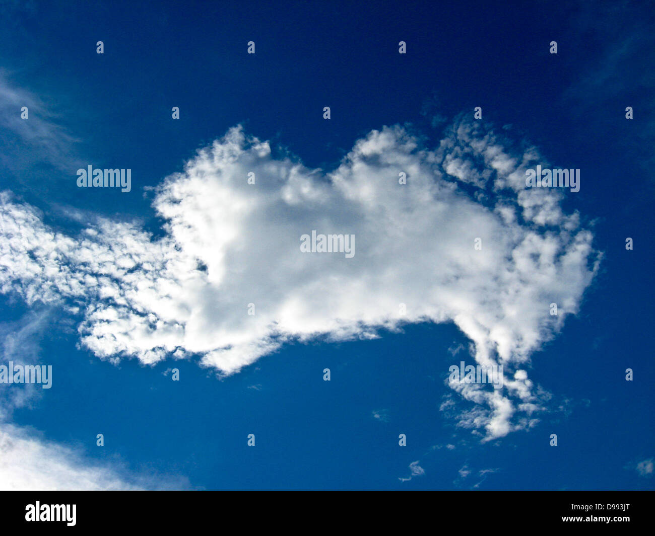 Bella nuvola bianca in forma di Australia nel cielo blu Foto Stock