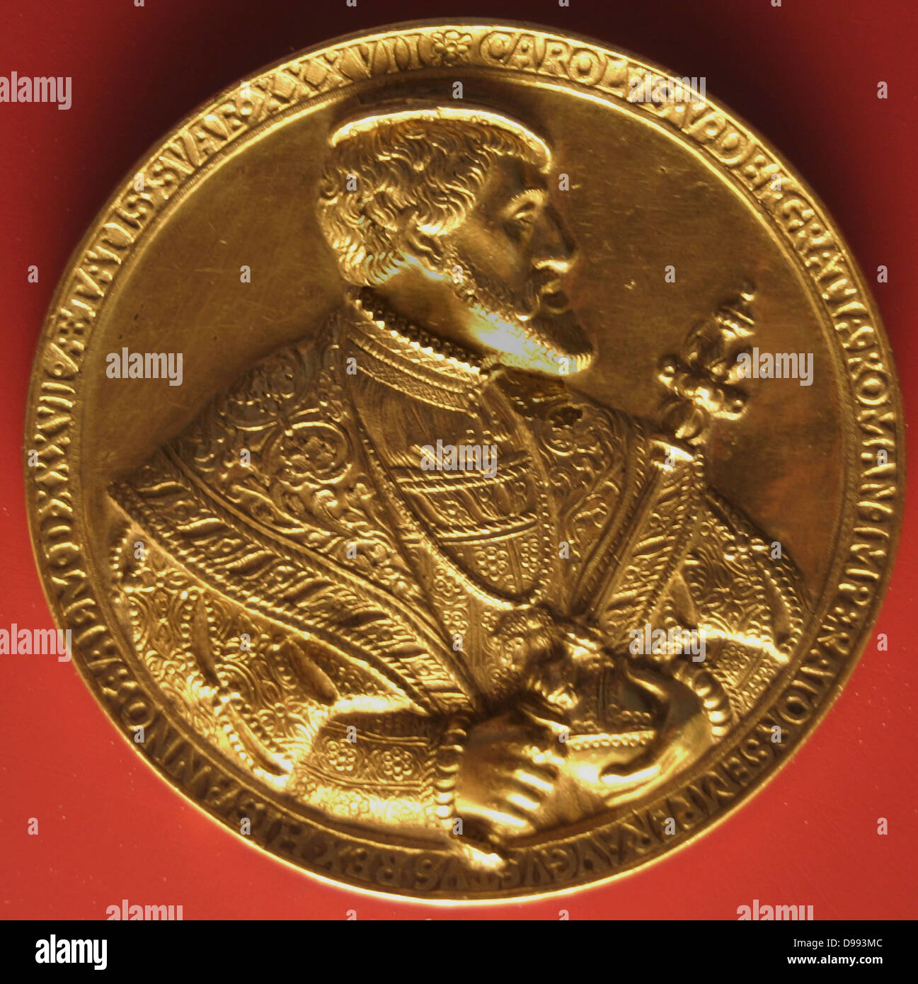 Carlo V rappresentato su una moneta in oro. (Carlos I, Carlos V o "Carlos I de España), 1500 - 1558)dominatore del Sacro Romano Impero dal 1519 e, come Carlos I di Spagna, dell'Impero spagnolo dal 1516 fino alla sua abdicazione nel 1556. Foto Stock