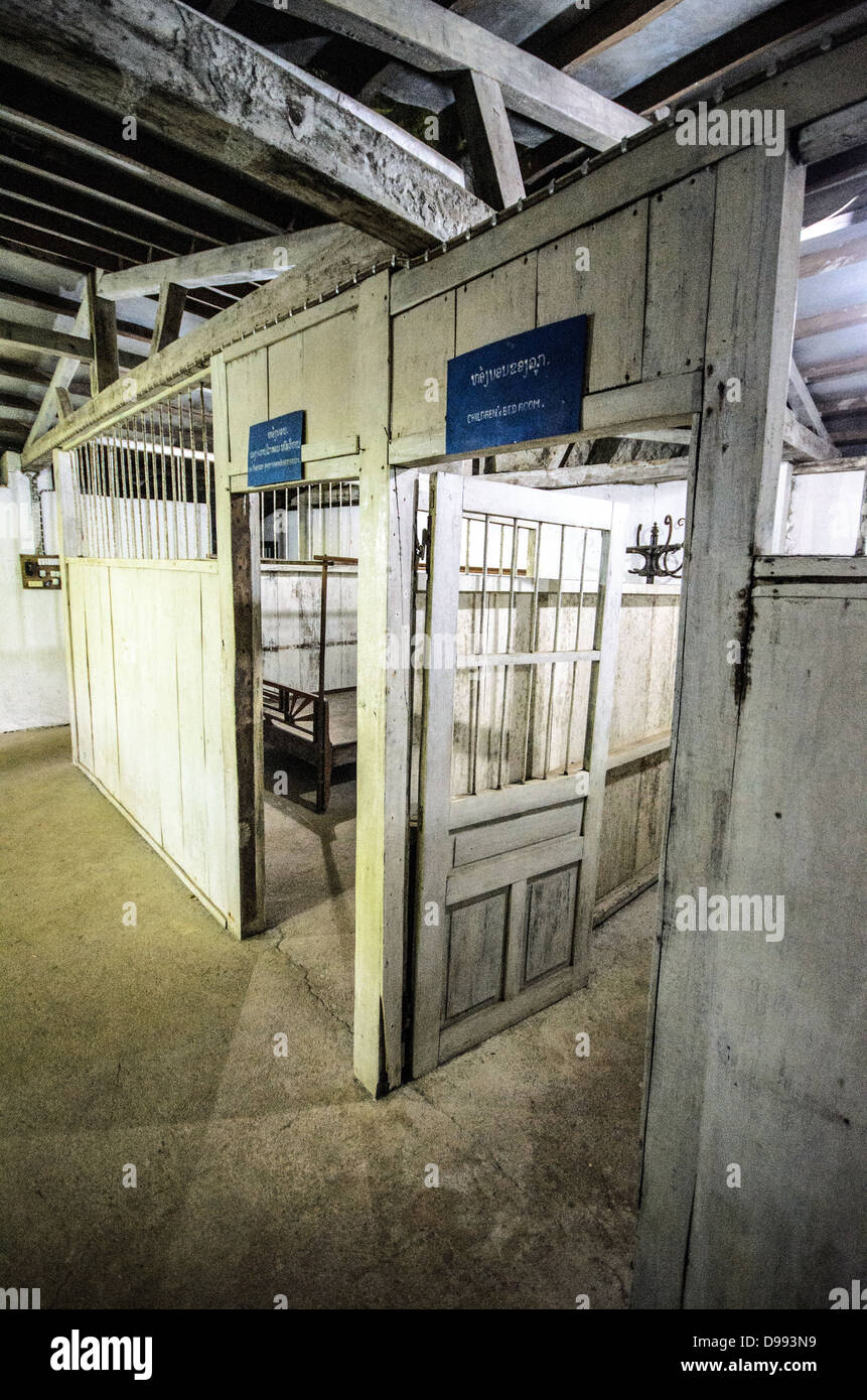 VIENG XAI, Laos - camere da letto della famiglia del presidente in una delle grotte di Pathet Lao di Vieng Xai nella provincia di Houaphanh nel Laos nord-orientale. A destra c'è la camera dei bambini, secondo il cartello sopra la porta. La leadership di Pathet Lao utilizzò queste grotte naturali in profondità nelle formazioni carsiche per evitare continue incursioni di bombardamenti americani durante la guerra del Vietnam. Il complesso delle grotte servì come quartier generale del movimento comunista Pathet Lao dal 1964 al 1973. Il Pathet Lao, ufficialmente noto come Esercito Popolare di Liberazione del Laos, combatté contro il governo reale del Laos durante il Laotiano C. Foto Stock