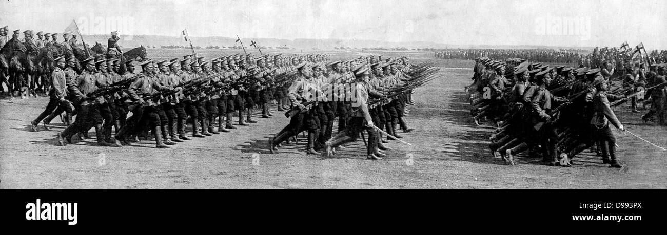 Soldati russi parade sul loro modo di guerra allo scoppio della Prima Guerra Mondiale nel 1914 Foto Stock