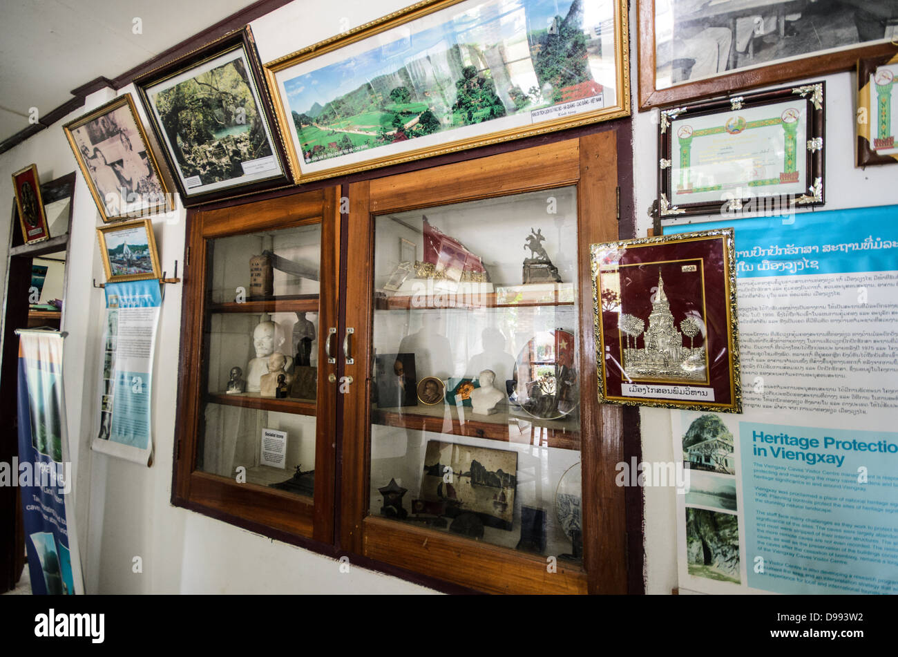VIENG XAI, Laos - Una piccola mostra presso il Centro di accoglienza delle grotte Pathet Lao a Vieng Xai, provincia di Houaphanh, Laos nord-orientale. La leadership di Pathet Lao usò queste grotte carsiche naturali come ripari durante le estese campagne di bombardamento americane dell'era della guerra del Vietnam dagli anni '1960 agli anni '1970 Il complesso delle grotte servì come quartier generale nascosto e rifugio per le forze comuniste durante quella che divenne nota come la guerra segreta in Laos. Oggi il sito opera come attrazione storica, dove la mostra fornisce ai visitatori il contesto di questo periodo critico della storia del Laos. Il Welcome Center serve Foto Stock