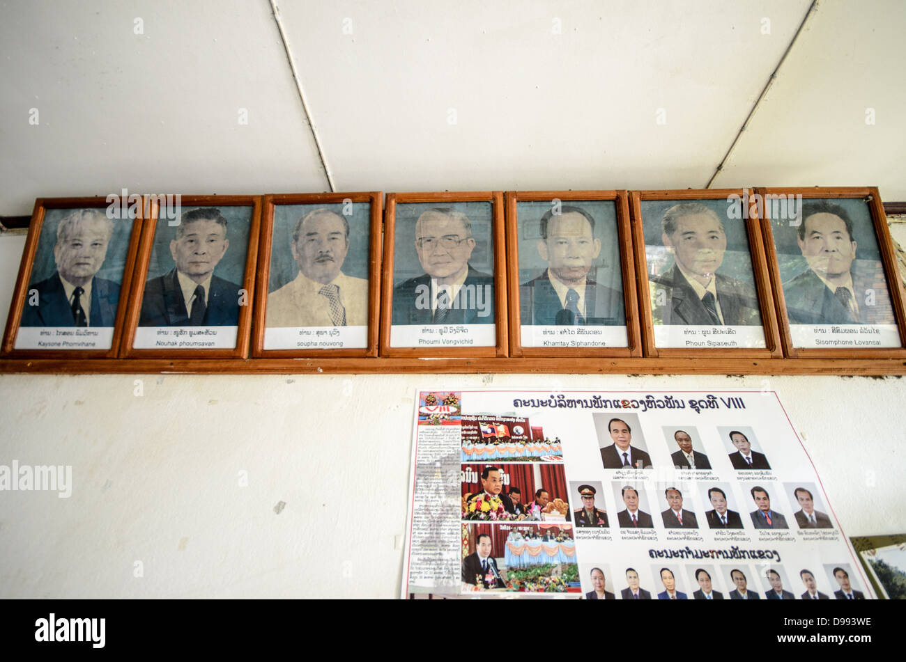 VIENG XAI, Laos - ritratti della leadership di Pathet Lao lungo il muro del centro di accoglienza presso le grotte di Pathet Lao a Vieng Xai, provincia di Houaphanh, Laos nord-orientale. La mostra comprende nomi di figure chiave come Kaysone Phomvihane, Nouhak Phoumsavan, Soupha Nouvong, Phoumi Vongvichid e Khamtay Siphandone, tra gli altri che hanno guidato il movimento comunista durante l'era della guerra del Vietnam. La leadership di Pathet Lao utilizzò queste grotte carsiche naturali come quartier generale e rifugio per evitare incursioni di bombardamenti americani durante il conflitto dagli anni '1960 al 1975. La mostra Welcome Center offre ai visitatori un'esperienza di Foto Stock
