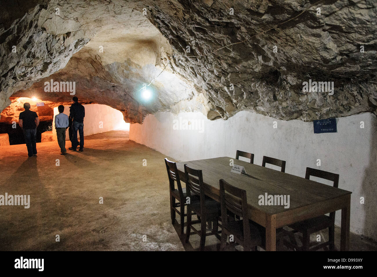 VIENG XAI, Laos - Una sala riunioni all'interno delle grotte Pathet Lao di Vieng Xai nella provincia di Houaphanh nel Laos nord-orientale. Il Pathet Lao, un movimento politico comunista e un'organizzazione, utilizzò queste grotte calcaree naturali come quartier generale e rifugio durante la guerra del Vietnam dal 1960 al 1975. Il complesso delle grotte servì come rifugio per la leadership di Pathet Lao durante le intense campagne di bombardamento americane che misero di mira il Laos come parte del più ampio conflitto nel sud-est asiatico. Le grotte sono situate nel paesaggio carsico della provincia di Houaphanh, dove le formazioni rocciose naturali proteggevano da aer Foto Stock