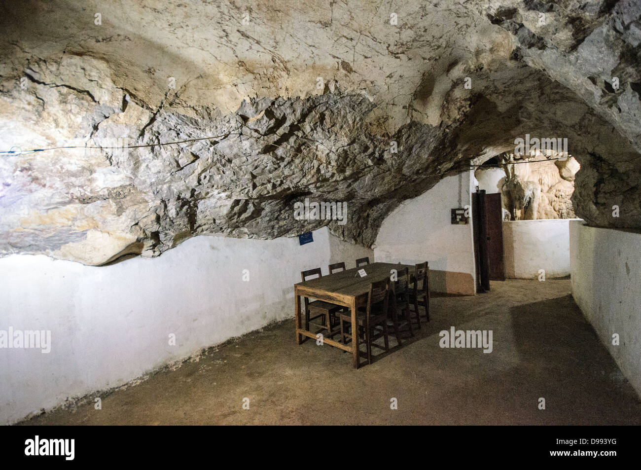 VIENG XAI, Laos - Una sala riunioni conservata all'interno di una delle grotte calcaree delle grotte Pathet Lao di Vieng Xai nella provincia di Houaphanh nel Laos nord-orientale. Il Pathet Lao, il movimento politico comunista e l'organizzazione che alla fine formò il governo del Laos, utilizzò queste grotte carsiche naturali come quartier generale e rifugio durante il periodo della guerra segreta degli anni '1960 e primi anni '1970 Il complesso delle grotte servì come rifugio critico per la leadership di Pathet Lao, incluso il futuro primo ministro Kaysone Phomvihane, durante intense campagne di bombardamento americane che facevano parte del più ampio Vietnam Foto Stock