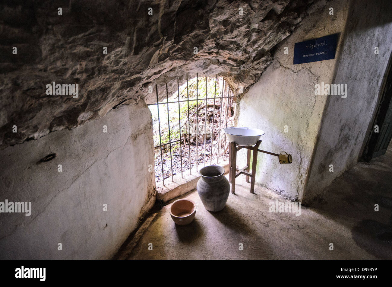 VIENG XAI, Laos — Un'area di lavaggio all'interno di una delle grotte di Pathet Lao di Vieng Xai nella provincia di Houaphanh nel nord-est del Laos. Il Pathet Lao, un movimento politico comunista e un'organizzazione in Laos, utilizzò queste grotte calcaree naturali come quartier generale e rifugio durante l'era della guerra del Vietnam, dal 1960 al 1975. Il complesso delle grotte servì come rifugio per la leadership di Pathet Lao durante le intense campagne di bombardamento americane che misero di mira il Laos come parte del più ampio conflitto nel sud-est asiatico. Queste grotte carsiche fornivano spazi abitativi essenziali, comprese aree per attività quotidiane come wa Foto Stock
