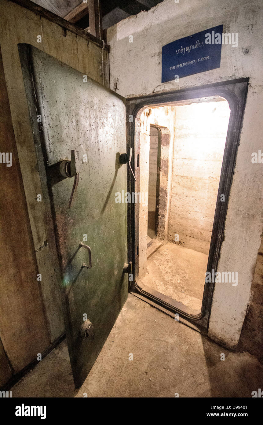 VIENG XAI, Laos — un pronto soccorso istituito all'interno di una delle grotte naturali delle grotte Pathet Lao di Vieng Xai nella provincia di Houaphanh nel nord-est del Laos, dotato di una pesante porta in acciaio che può presumibilmente essere chiusa per prevenire danni da esplosione. Il Pathet Lao, un movimento politico comunista e un'organizzazione in Laos, utilizzò questi sistemi di grotte carsiche come quartier generale sotterraneo e rifugio durante l'era della guerra del Vietnam. Le grotte servirono come rifugio dalle campagne di bombardamento americane che misero di mira la regione come parte del più ampio conflitto nel sud-est asiatico dagli anni '1960 fino alla metà degli anni '1970 La grotta Foto Stock