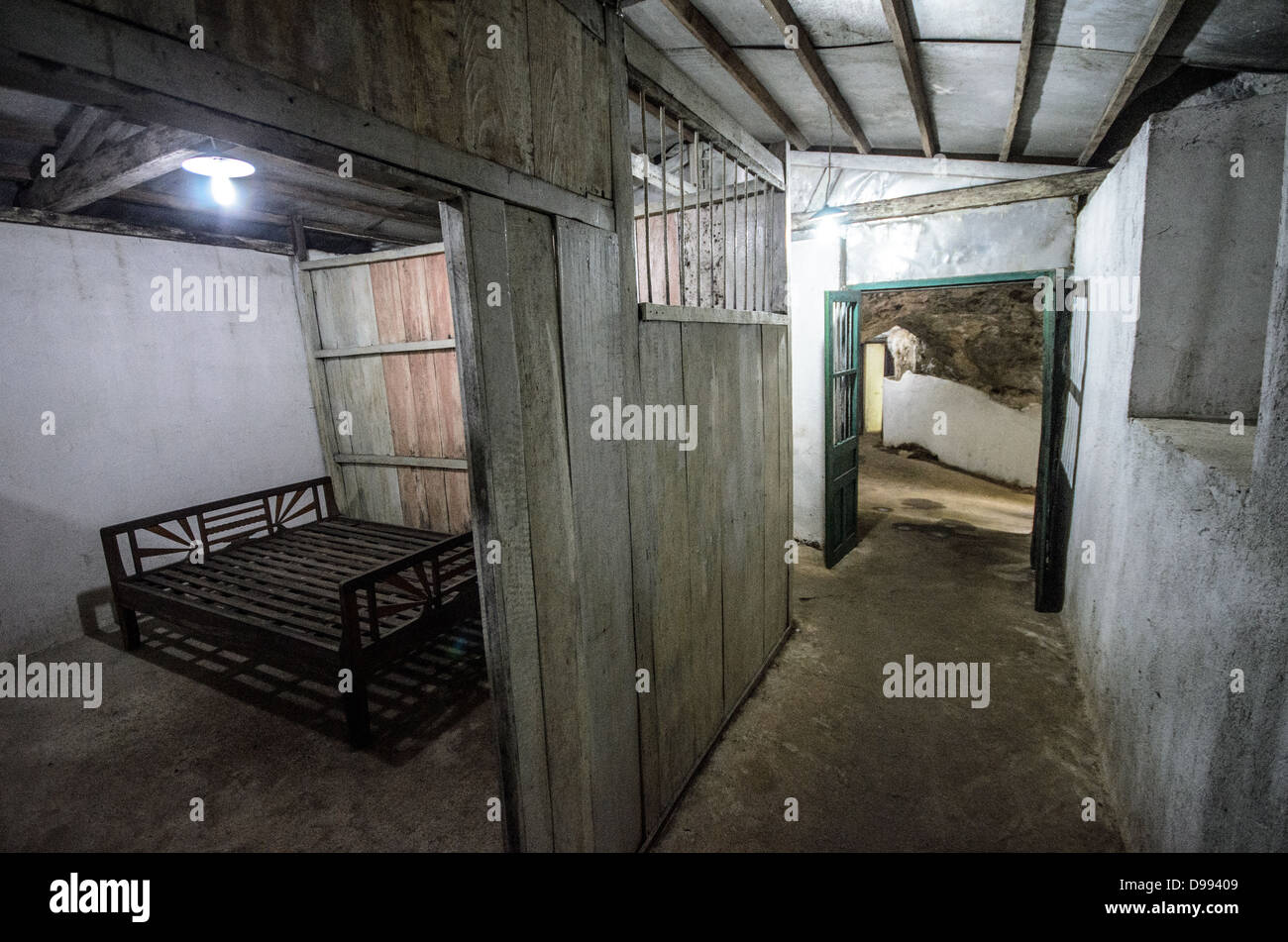 VIENG XAI, Laos - camere da letto conservate all'interno di una delle grotte calcaree naturali che comprendono le grotte Pathet Lao di Vieng Xai nella provincia di Houaphanh nel Laos nord-orientale. Questi sistemi di grotte carsiche servirono come quartier generale sotterraneo e alloggi per la leadership di Pathet Lao durante l'era della guerra del Vietnam, fornendo riparo dalle intense campagne di bombardamento americane che colpirono la regione. Il Pathet Lao, ufficialmente noto come Esercito Popolare di Liberazione del Laos, era il movimento politico comunista e l'organizzazione armata che alla fine ottenne il controllo del Laos nel 1975. Il complesso di grotte a Vieng Xai h Foto Stock
