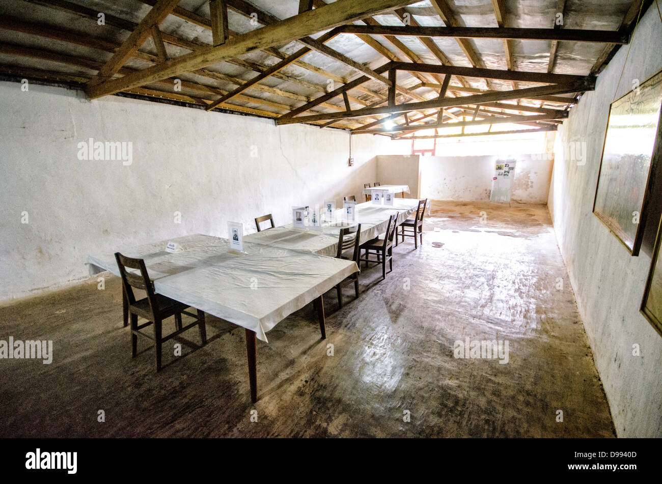 VIENG XAI, Laos - sala riunioni Politburo presso le grotte Pathet Lao di Vieng Xai nella provincia di Houaphanh nel Laos nord-orientale. Il Pathet Lao, un movimento politico comunista e un'organizzazione, utilizzò queste grotte calcaree naturali come quartier generale e rifugio durante l'era della guerra del Vietnam, dal 1960 al 1975. Il complesso delle grotte servì come rifugio per la leadership durante le estese campagne di bombardamento americane che misero di mira il Laos come parte del più ampio conflitto nel sud-est asiatico. Le grotte sono scolpite nel paesaggio carsico che caratterizza gran parte del Laos settentrionale. Oggi, le grotte di Vieng Xai Foto Stock