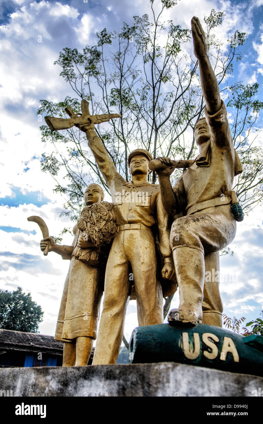 VIENG XAI, Laos - una statua in Vieng Xai, un Pathet Lao roccaforte durante la Guerra del Vietnam. Foto Stock