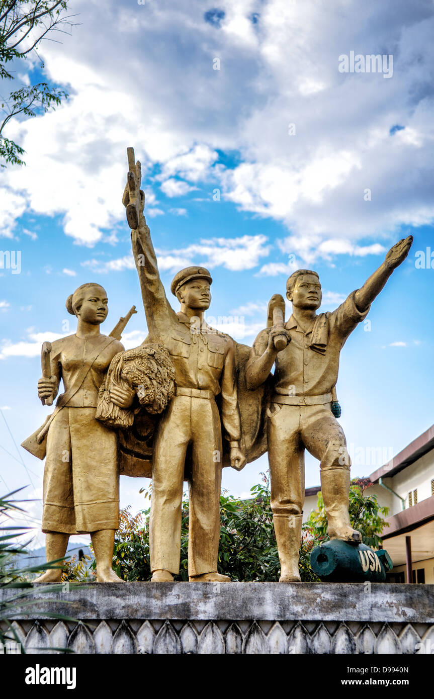 VIENG XAI, Laos - una statua in Vieng Xai, un Pathet Lao roccaforte durante la Guerra del Vietnam. Foto Stock
