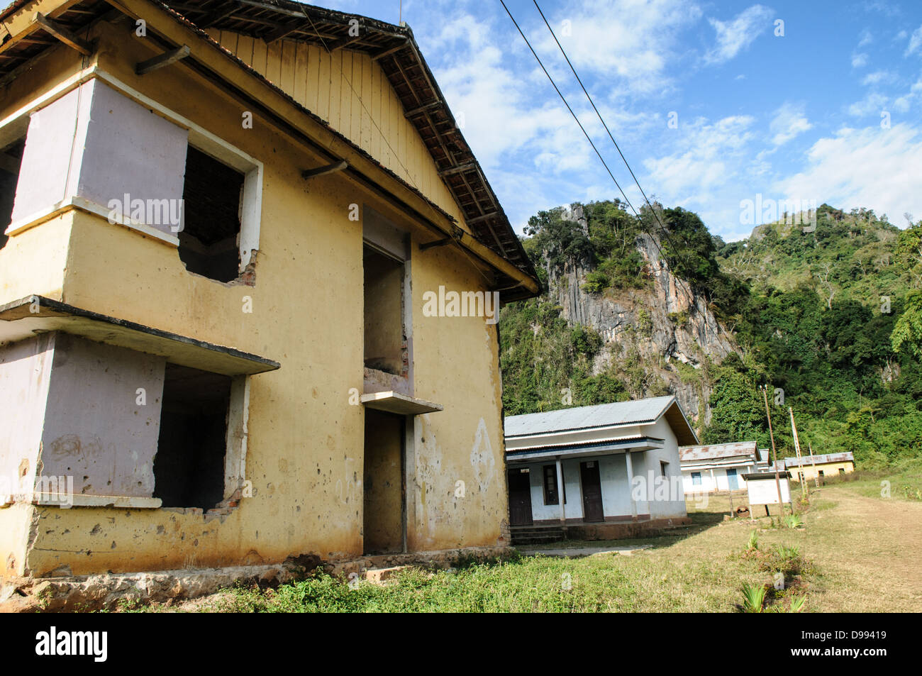 VIENG XAI, Laos — Un edificio della scuola elementare si trova all'interno del complesso delle grotte ospedaliere presso le grotte Pathet Lao a Vieng Xai, provincia di Houaphanh. Queste grotte servirono come struttura medica completa durante la guerra del Vietnam, fornendo rifugio e cure mediche ai combattenti e ai civili Pathet Lao. La rete di grotte ospitava non solo strutture mediche ma anche infrastrutture educative, dimostrando la creazione di comunità sotterranee complete durante il conflitto. Il Pathet Lao, il movimento politico comunista e l'organizzazione in Laos, usò questo vasto sistema di grotte come loro quartier generale Foto Stock