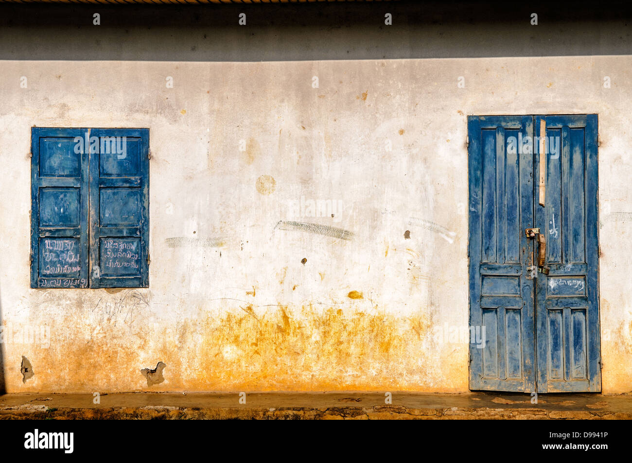 VIENG XAI, Laos — le grotte ospedaliere del complesso di grotte Pathet Lao a Vieng Xai, provincia di Houaphanh. Queste grotte servirono come struttura medica durante la guerra del Vietnam, fornendo rifugio e cure mediche ai combattenti e ai civili Pathet Lao. Il Pathet Lao è stato il movimento politico e l'organizzazione comunista che ha combattuto contro il governo reale del Laos durante la guerra civile laotiana dal 1959 al 1975. La rete di grotte di Vieng Xai ospitò la leadership e le operazioni del movimento per quasi un decennio. Oggi, le grotte sono conservate come un sito storico significativo, che riflette gli esperti del tempo di guerra Foto Stock