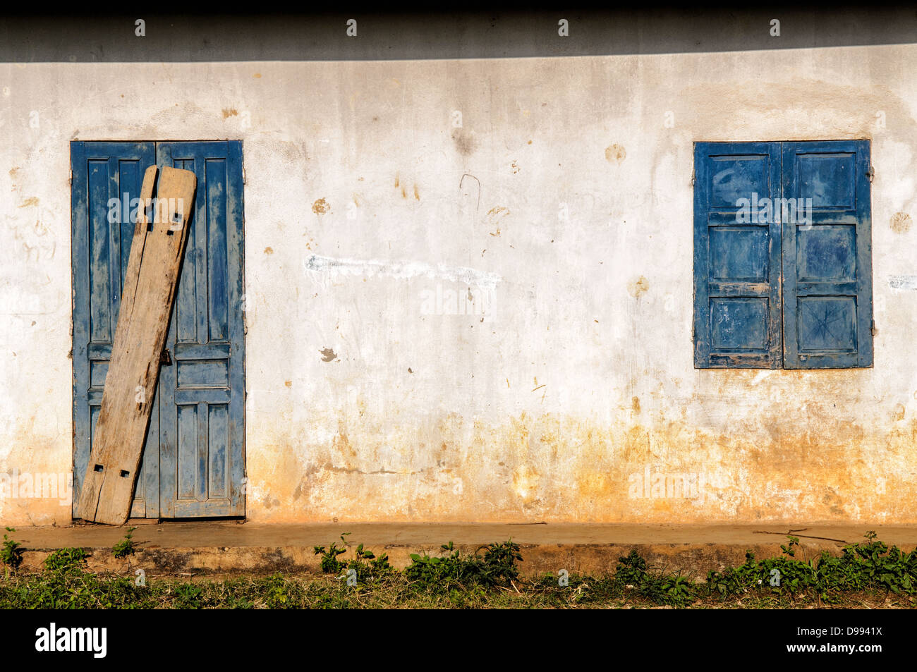 VIENG XAI, Laos — le grotte ospedaliere del complesso di grotte Pathet Lao a Vieng Xai, provincia di Houaphanh. Queste grotte servirono come struttura medica durante la guerra del Vietnam, fornendo rifugio e cure mediche ai combattenti e ai civili Pathet Lao. Il Pathet Lao è stato il movimento politico e l'organizzazione comunista che ha combattuto contro il governo reale del Laos durante la guerra civile laotiana dal 1959 al 1975. La rete di grotte di Vieng Xai ospitò la leadership e le operazioni del movimento per quasi un decennio. Oggi, le grotte sono conservate come un sito storico significativo, che riflette gli esperti del tempo di guerra Foto Stock