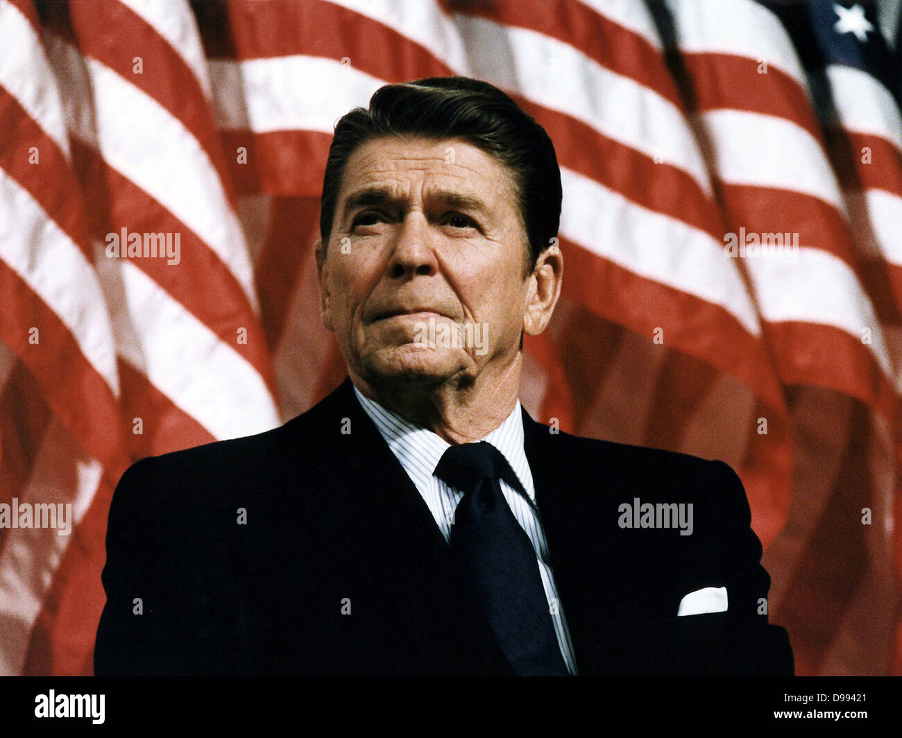 Ronald Wilson Reagan (1911-2004) quarantesimo Presidente degli Stati Uniti (1981-1989) e xxxiii governatore della California (1967-1975). Testa e spalle verticale con stelle e strisce in background. Attore americano candidato repubblicano Foto Stock