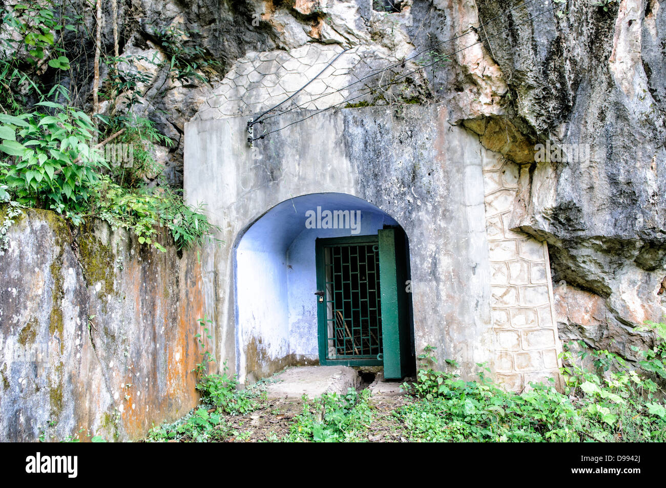 VIENG XAI, Laos — le grotte ospedaliere del complesso di grotte Pathet Lao a Vieng Xai, provincia di Houaphanh. Queste grotte servirono come struttura medica durante la guerra del Vietnam, fornendo rifugio e cure mediche ai combattenti e ai civili Pathet Lao. Il Pathet Lao è stato il movimento politico e l'organizzazione comunista che ha combattuto contro il governo reale del Laos durante la guerra civile laotiana dal 1959 al 1975. La rete di grotte di Vieng Xai ospitò la leadership e le operazioni del movimento per quasi un decennio. Oggi, le grotte sono conservate come un sito storico significativo, che riflette gli esperti del tempo di guerra Foto Stock