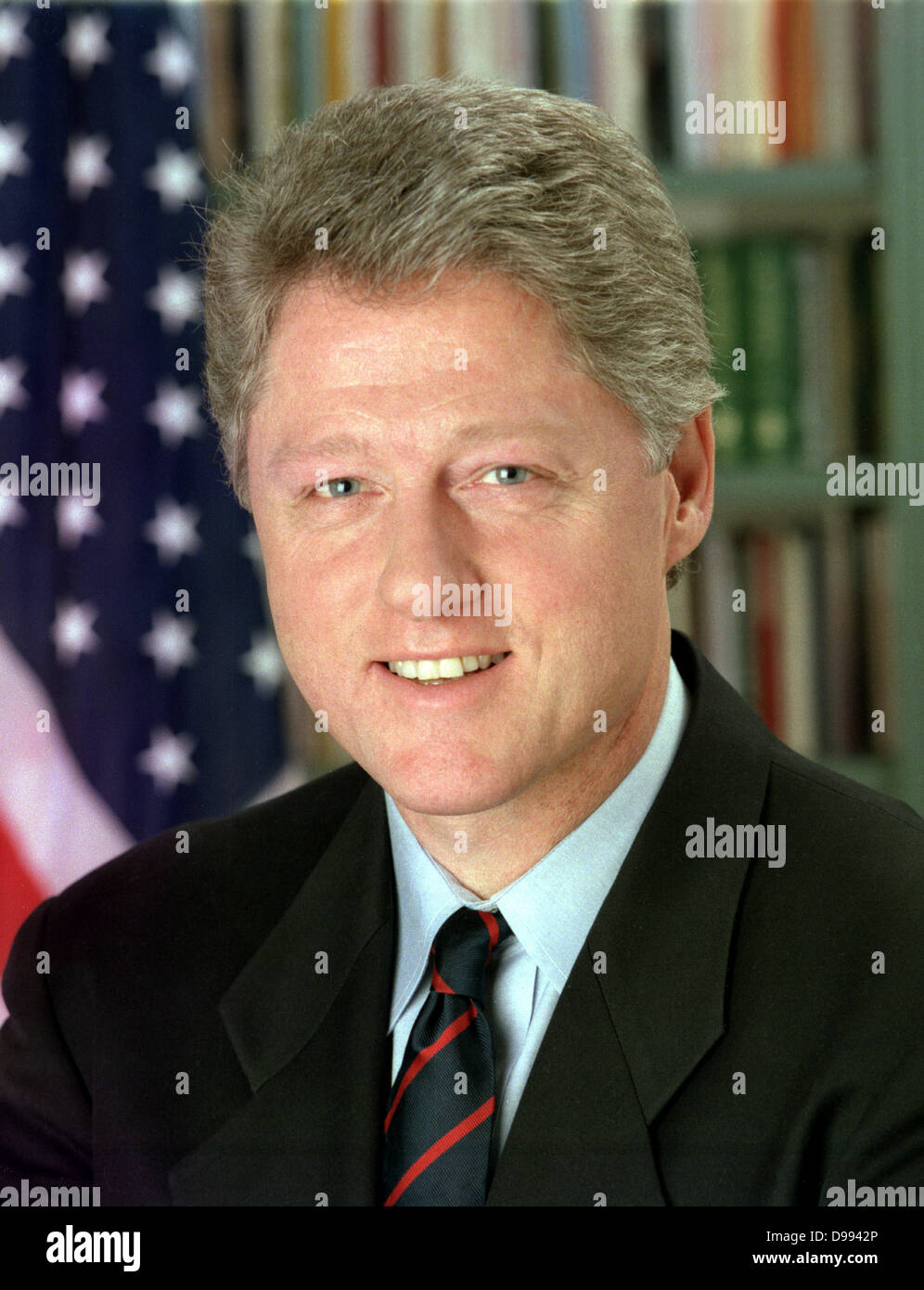 William Jefferson Clinton (nato nel 1946) 42° Presidente degli Stati Uniti dal 1993-2001. Testa e spalle verticale con stelle e strisce in background. Uomo politico americano democratici Foto Stock