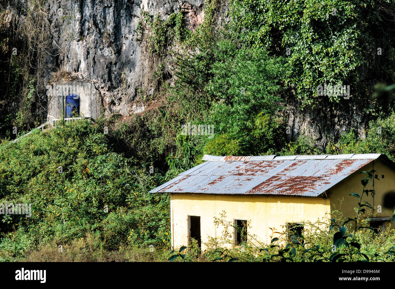 VIENG XAI, Laos — le grotte ospedaliere del complesso di grotte Pathet Lao a Vieng Xai, provincia di Houaphanh. Queste grotte servirono come struttura medica durante la guerra del Vietnam, fornendo rifugio e cure mediche ai combattenti e ai civili Pathet Lao. Il Pathet Lao è stato il movimento politico e l'organizzazione comunista che ha combattuto contro il governo reale del Laos durante la guerra civile laotiana dal 1959 al 1975. La rete di grotte di Vieng Xai ospitò la leadership e le operazioni del movimento per quasi un decennio. Oggi, le grotte sono conservate come un sito storico significativo, che riflette gli esperti del tempo di guerra Foto Stock