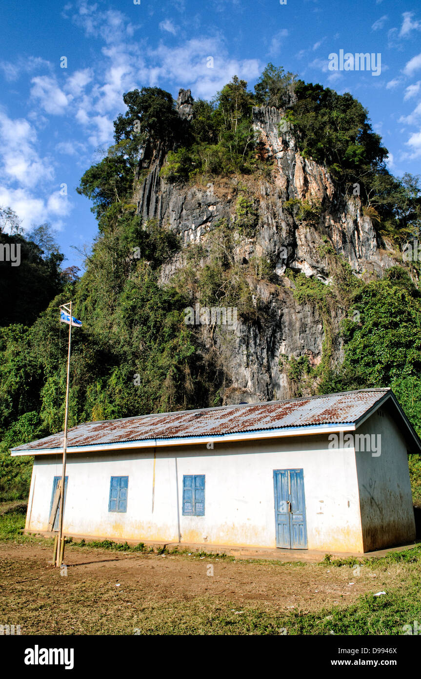 VIENG XAI, Laos — le grotte ospedaliere del complesso di grotte Pathet Lao a Vieng Xai, provincia di Houaphanh. Queste grotte servirono come struttura medica durante la guerra del Vietnam, fornendo rifugio e cure mediche ai combattenti e ai civili Pathet Lao. Il Pathet Lao è stato il movimento politico e l'organizzazione comunista che ha combattuto contro il governo reale del Laos durante la guerra civile laotiana dal 1959 al 1975. La rete di grotte di Vieng Xai ospitò la leadership e le operazioni del movimento per quasi un decennio. Oggi, le grotte sono conservate come un sito storico significativo, che riflette gli esperti del tempo di guerra Foto Stock