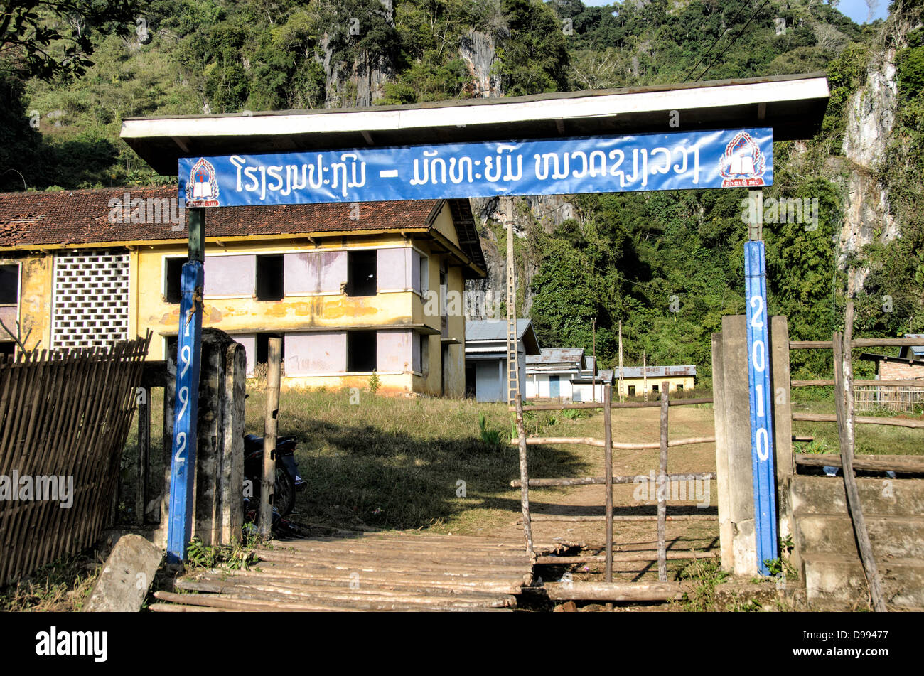 VIENG XAI, Laos — Un edificio della scuola elementare si trova all'interno del complesso delle grotte ospedaliere presso le grotte Pathet Lao a Vieng Xai, provincia di Houaphanh. Queste grotte servirono come struttura medica completa durante la guerra del Vietnam, fornendo rifugio e cure mediche ai combattenti e ai civili Pathet Lao. La rete di grotte ospitava non solo strutture mediche ma anche infrastrutture educative, dimostrando la creazione di comunità sotterranee complete durante il conflitto. Il Pathet Lao, il movimento politico comunista e l'organizzazione in Laos, usò questo vasto sistema di grotte come loro quartier generale Foto Stock