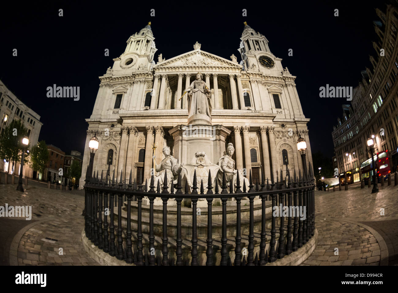 LONDRA, Regno Unito — la cattedrale di St Paul, un capolavoro iconico dell'architettura barocca inglese, sovrasta lo skyline della città come simbolo del significato spirituale e storico di Londra. Progettata da Sir Christopher Wren e completata nel 1710, la cattedrale è stata sede di numerosi eventi importanti, come matrimoni reali, funerali statali e celebrazioni nazionali. Foto Stock